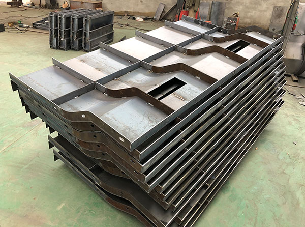 現(xiàn)澆護欄鋼模具 現(xiàn)澆護欄鋼模具