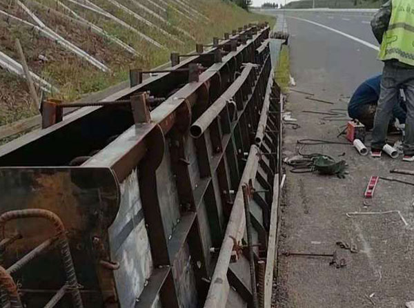 防撞護欄鋼模具